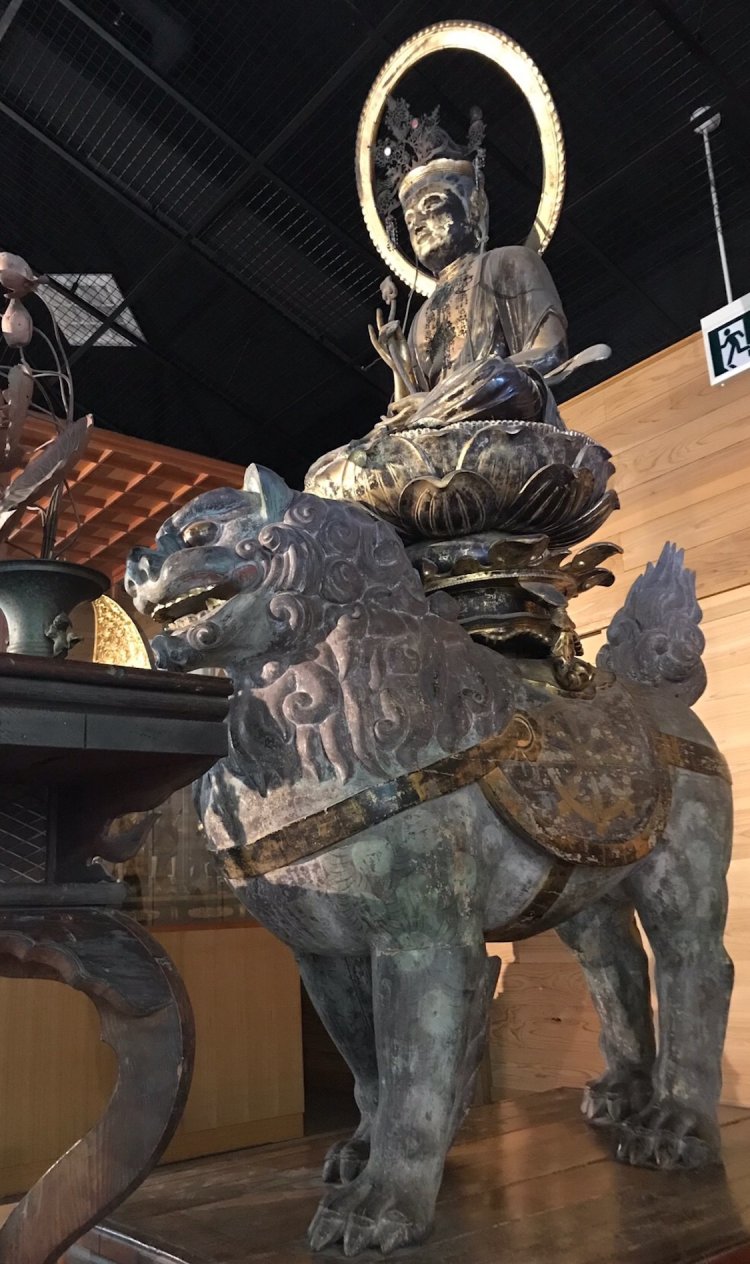 百獣の王らしく猛々しい姿。