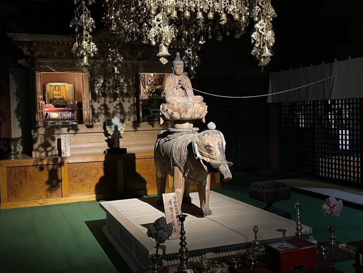 長野県諏訪市「仏法紹隆寺」の普賢菩薩像。