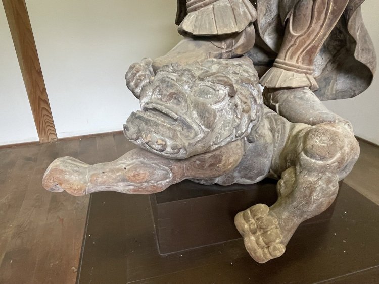 声が聞こえてきそうなほど生き生きとした彫刻。