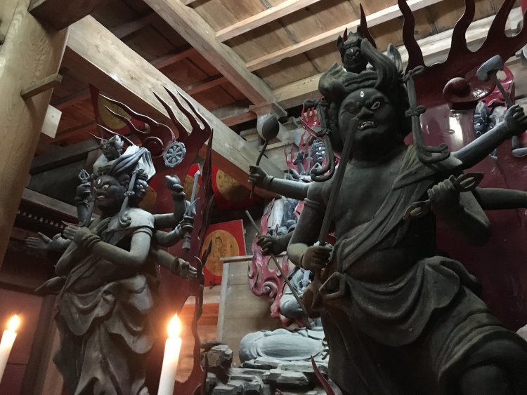 高山不動尊の降三世明王（右）。