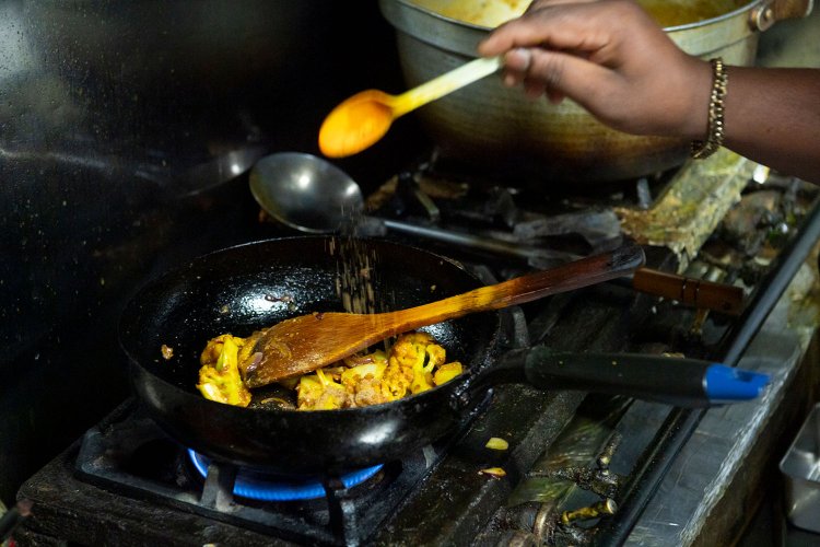 バジを炒める。