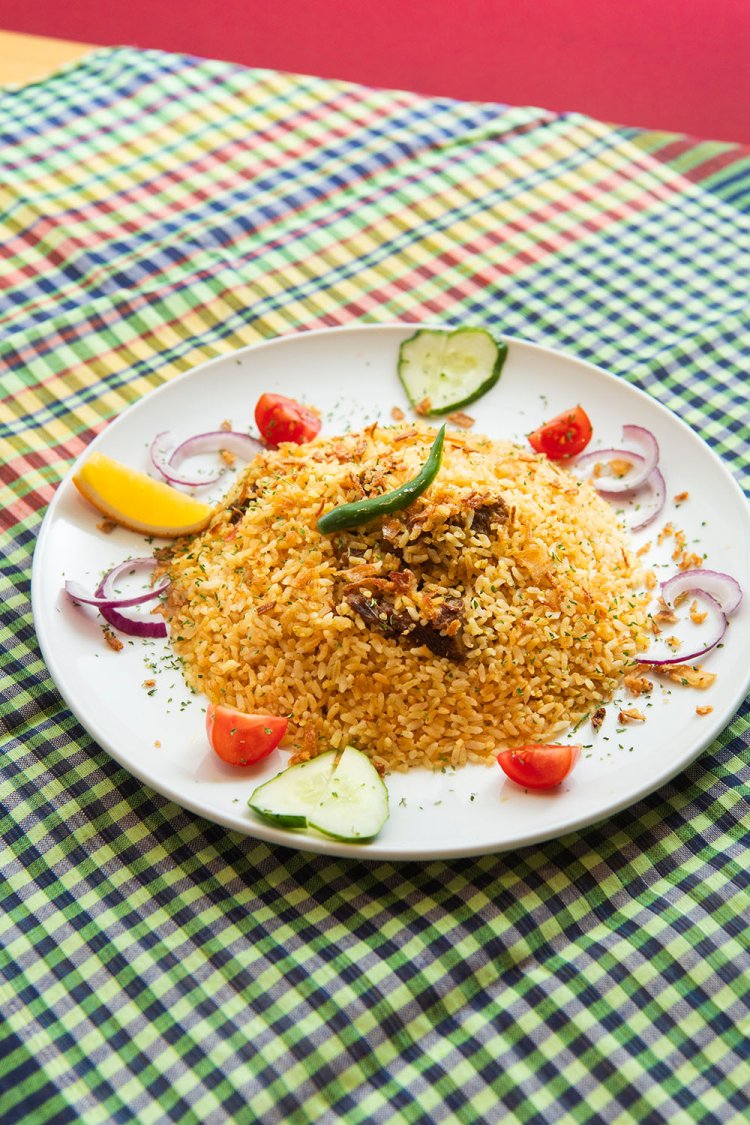 たっぷりの牛肉とチニグラ米を炊き込んだビーフテハリ1200円もいける！　見た目よりも軽くどんどん食べてしまう。