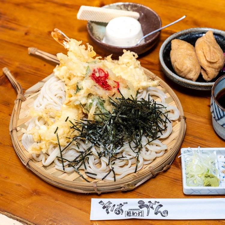 ひだか巾着田うどん1500円には天ぷら3種、そば稲荷、自家製そばの実アイスが付く。