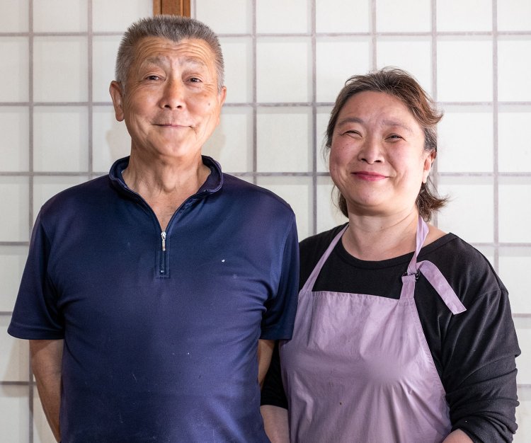 店を切り盛りする新井政行さん･千景さん夫妻。