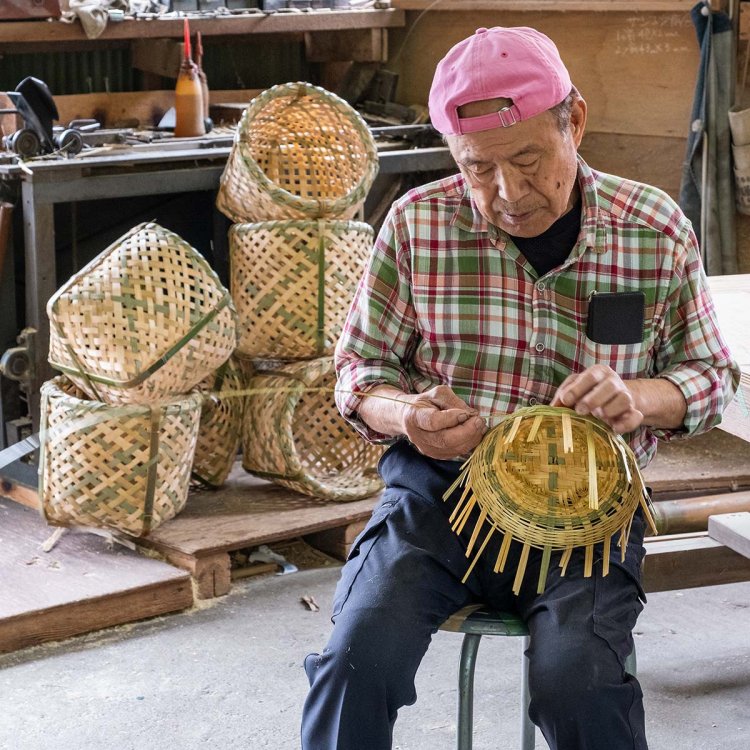 「注文があればなんでも作りますよ」と語る新井さん。作業に入ると表情が一変する。