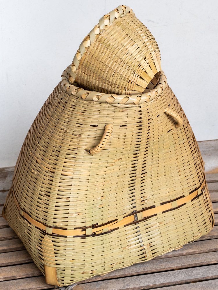 弟子の沼澤さんが制作する入間型魚籠（びく）は受注生産の逸品だ。