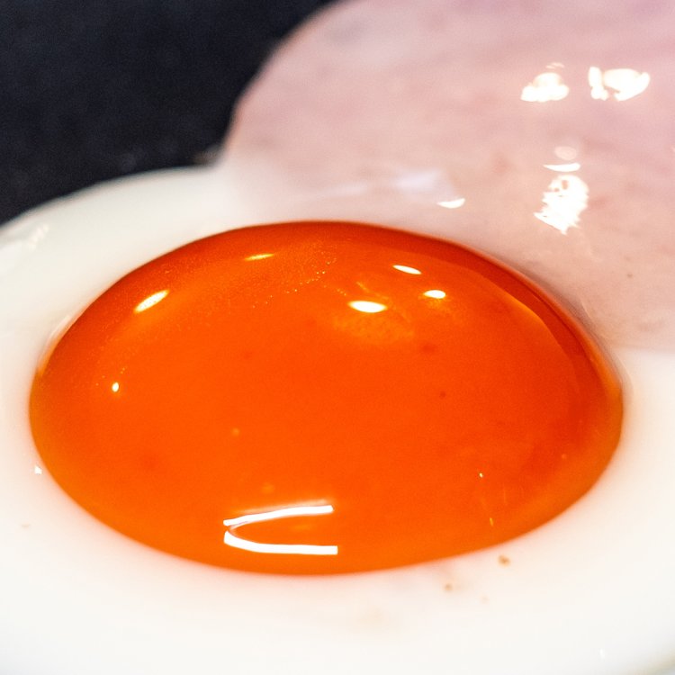 色・張り共に別格の半熟状態の萌味たまご。