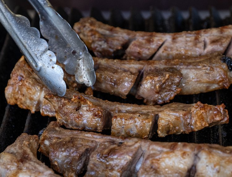 ゴールデンポークのスペアリブは1本500円。