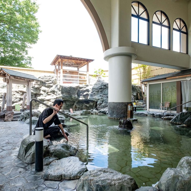 「花鳥風月」では温泉ソムリエが湯温などを管理。営業は10〜22時で月1回火休、平日980円・土・日・祝1180円。