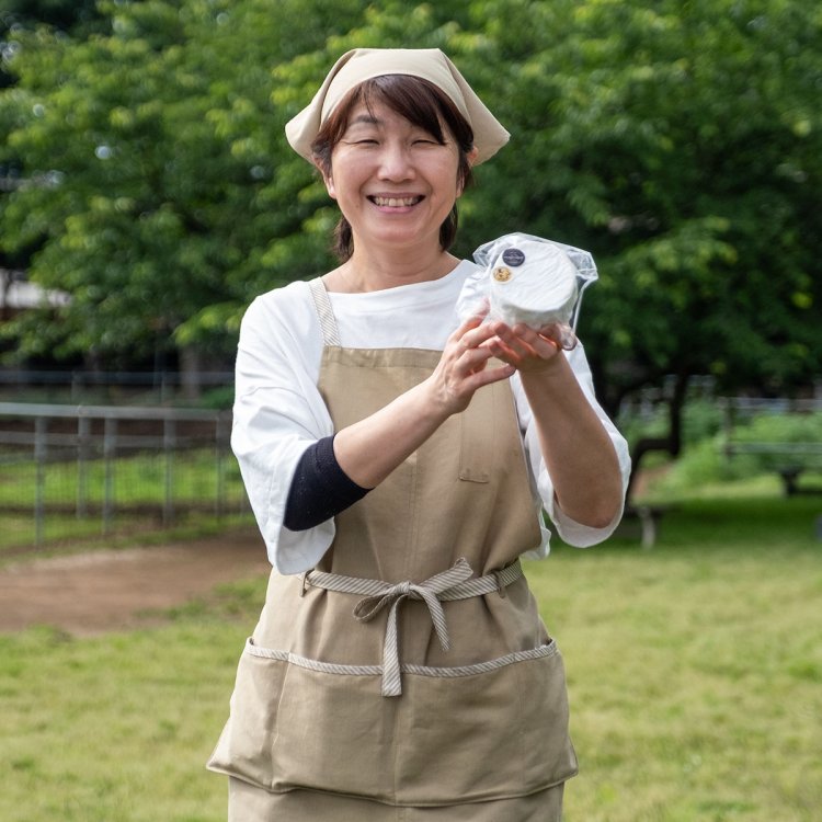 金賞に輝いた「HIDAKA WHITE」（グラム単位の量り売り）を手にする加藤恵美子さん。