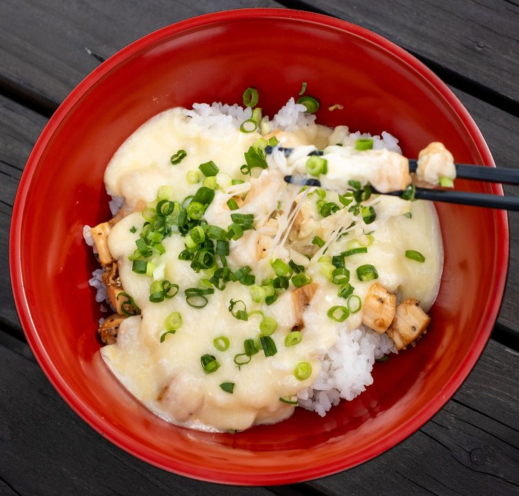 2種のチーズを重ねたとろ～りチーズ丼650円。