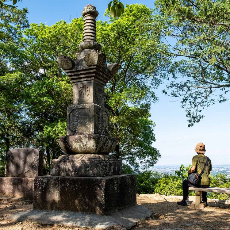 梵字を刻んだ宝篋（ほうきょう）印塔が立つ山頂。