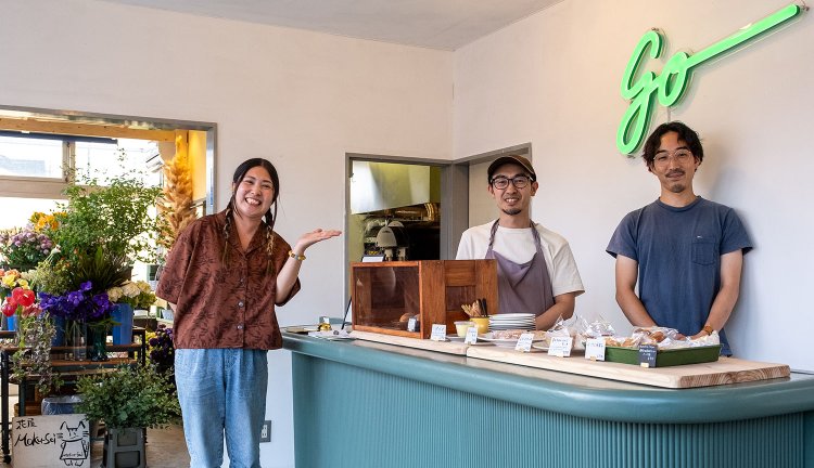 右からCAWAZ代表の北川大樹さん、カフェの奈良悠介さん、花屋の秋本璃奈さん。