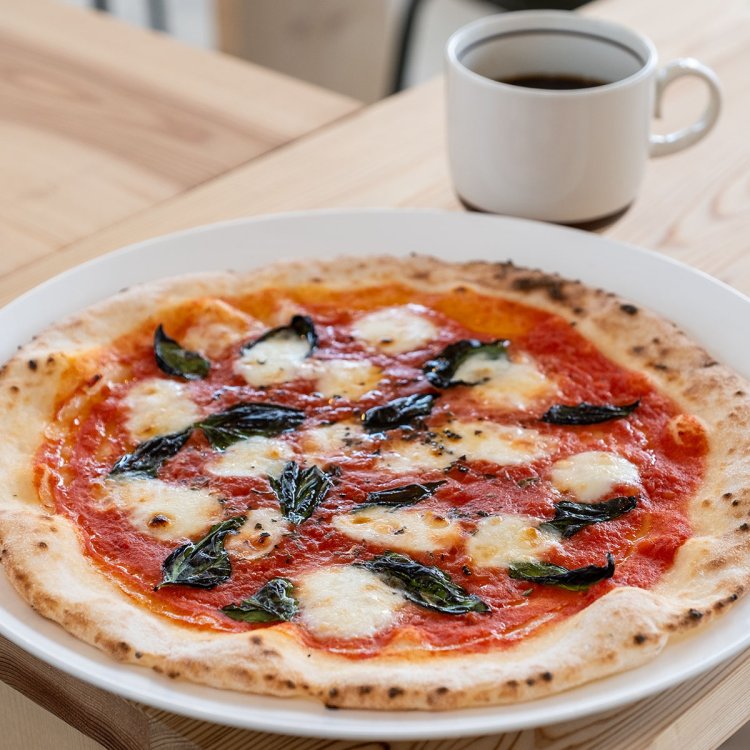 ピザは米粉を使用。