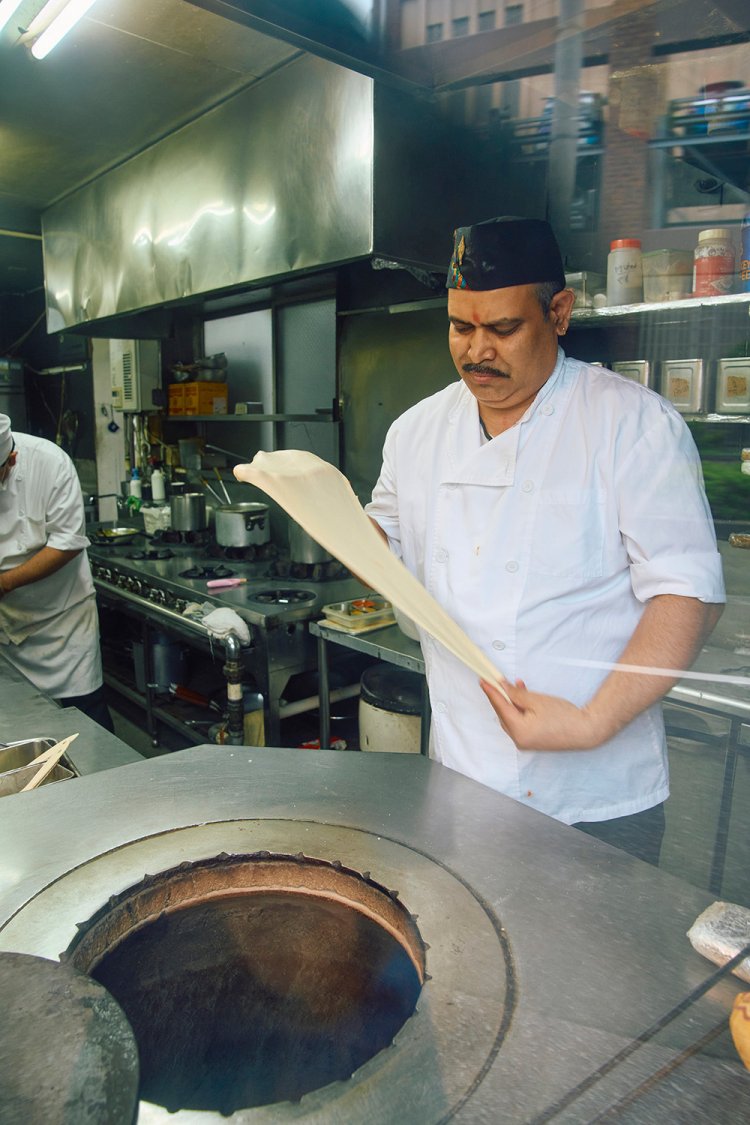 インド人シェフが披露してくれる見事な手付きに釘付け。