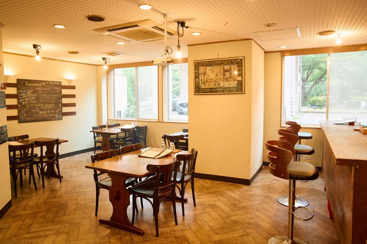 店内にはゆとりがあり、ディナータイムにはカレーだけでなく、さまざまなインド料理をお酒と一緒に心置きなく楽しめる。