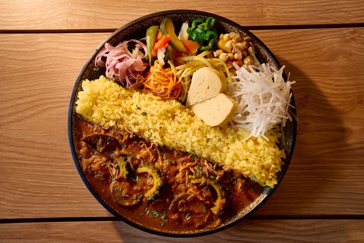 夏野菜カレー1400円（ドリンク付き）。ゴーヤやトマト、ナス、ズッキーニなど、夏野菜をふんだんに使った期間限定の味。