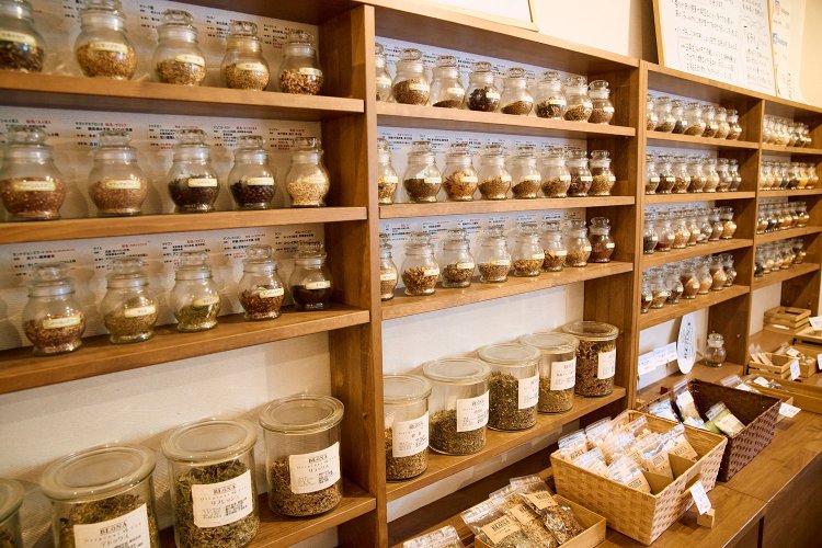 壁一面にずらりと並ぶスパイス＆ハーブ。少量から量り売りしてくれるのがうれしい。