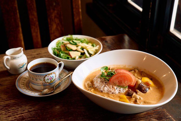 自家製ココナッツトマトカレー1595円（日替わりサラダ、ドリンク付き）。カレーに使うのは旨味が強い国産銘柄鶏「菜彩鶏」。自家焙煎のコーヒーは食事やケーキとの相性を考え、中深煎り～深煎りに。