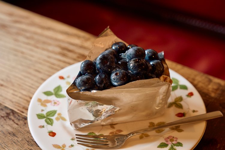 契約農園直送のブルーベリーをのせたクリームチーズパイ946円。