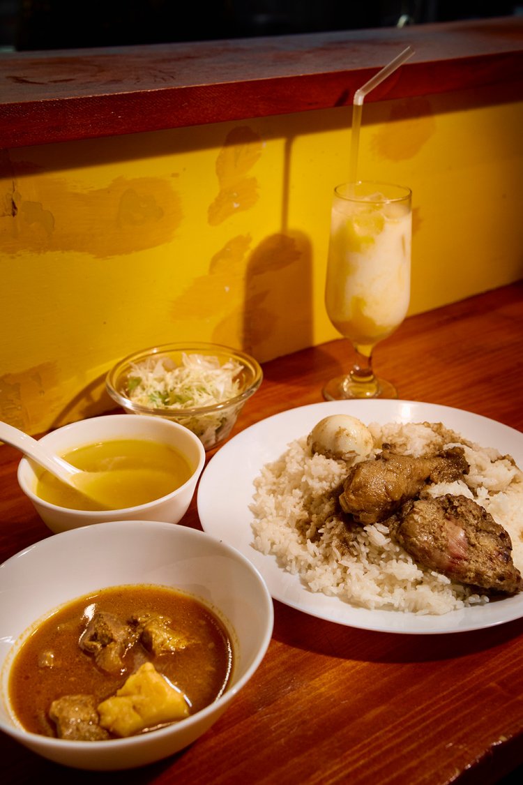 チキンビリヤニセット1300円（ドリンク付き）。レンズ豆のスープ（左上）も評判。本国では毎日飲まれていて、ライスにかけて食べることも。マンゴーラッシー350円。