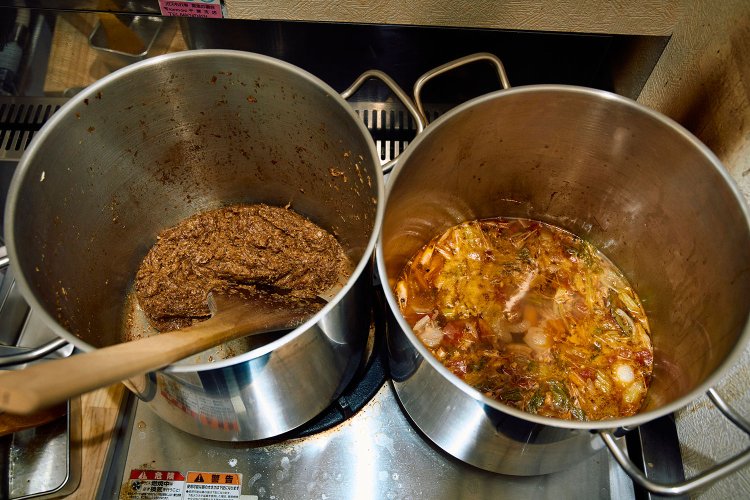 時間をかけてタマネギを仕込むのも大仕事。