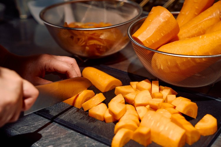 付け合わせのキャロットラペには、県内の農家から仕入れたニンジンを使用。オリーブやオレガノ、レモンで爽やかに仕上げる。