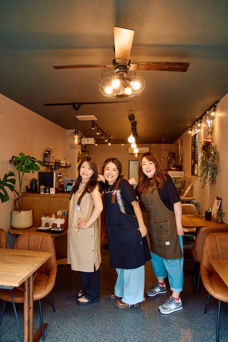 沖田さん（左）をはじめ、このうえなく明るく気さくな3人もこの店の魅力。