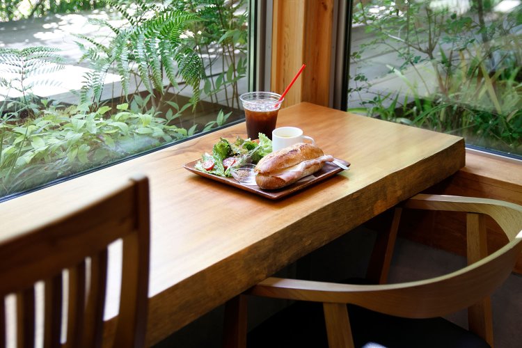 ジャンボンブールは新作、セルフのアイスコーヒー300円。