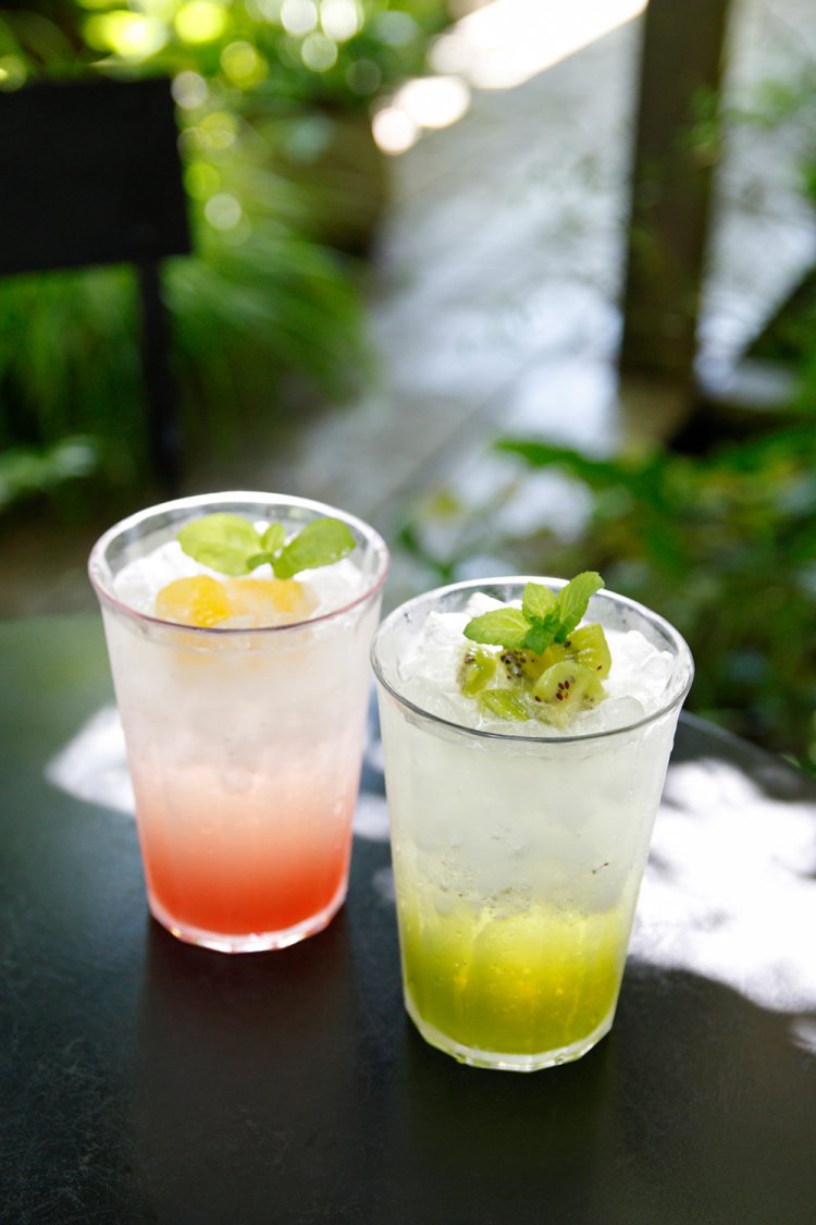 ピーチスカッシュ、キウイスカッシュ各600円。