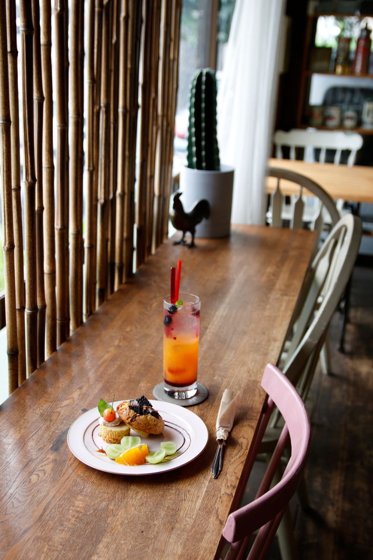 チョコチャンクマフィン385円のスイーツ＋110円。手搾りオレンジとベリーのソーダ715円。