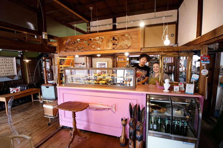 奥居さん（左）と日々約10種の菓子を焼く浅野さん。