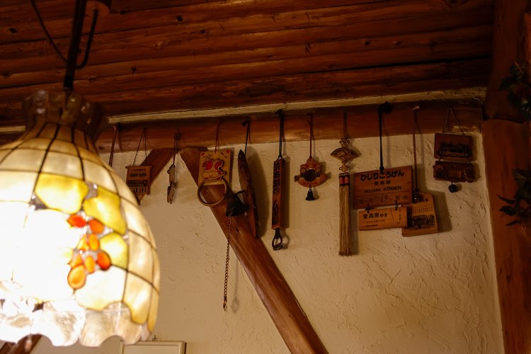 壁を飾る常連たちのみやげ物も店の風情の1つ。
