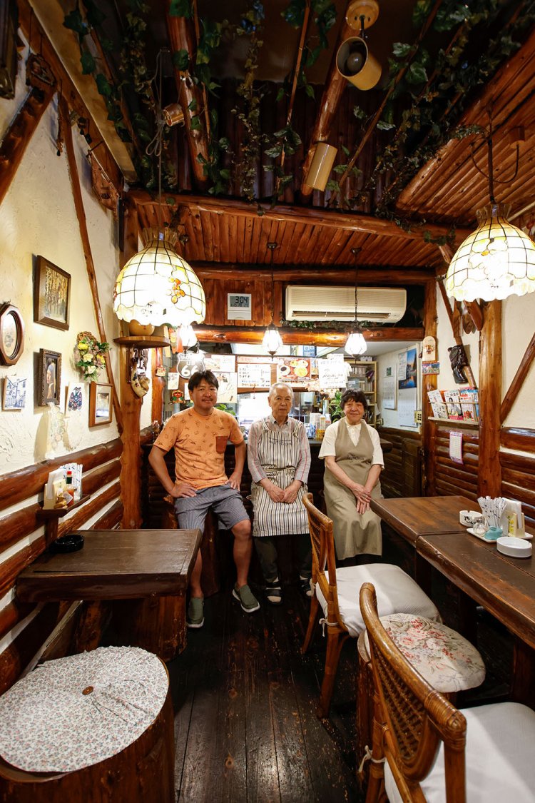 左から息子の貴史さん、定正さん、叔母の柴田美也子さん（礼子さんはお休み）。