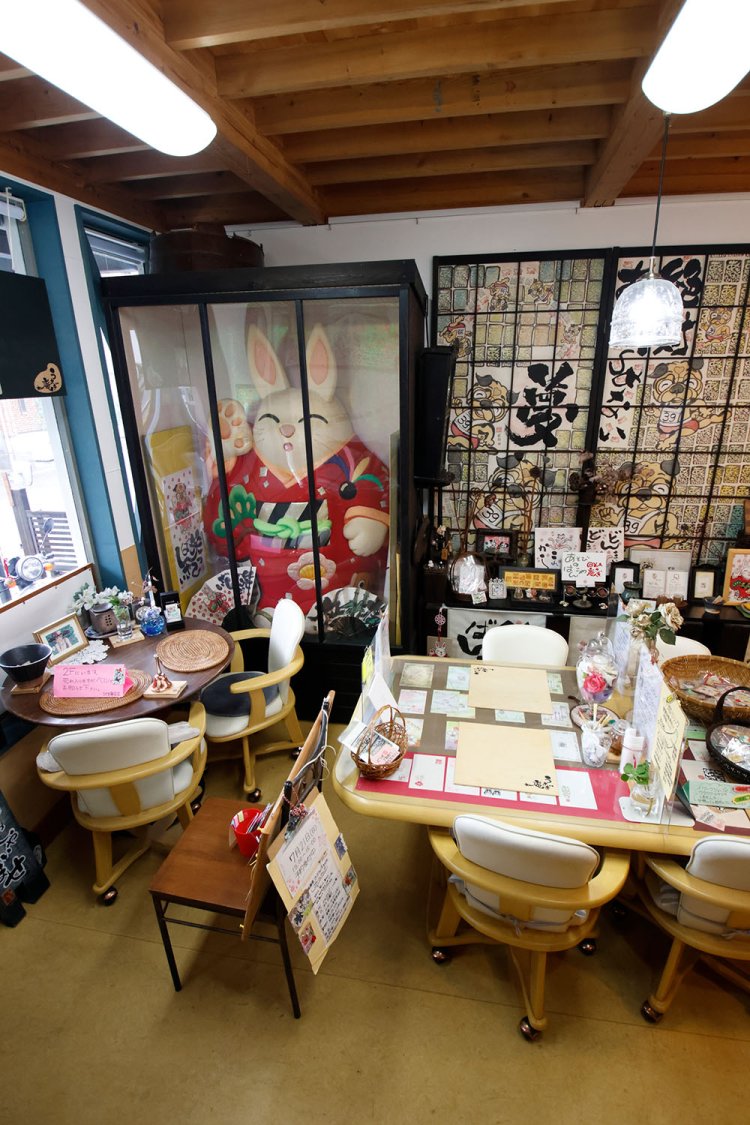 1階は妻・眞夢さんのハンコ絵を飾る喫茶だ。