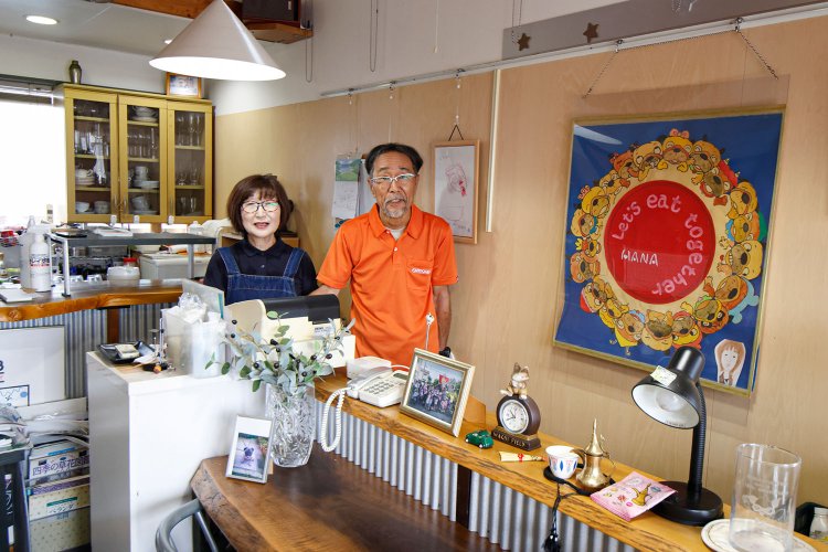 娘さん作の故・愛犬はなの絵と小泉さん夫妻。