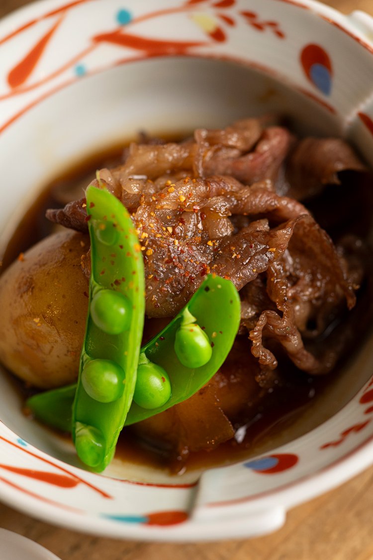 水餃子や肉じゃがなど、主菜も日替わり。時には洋のアレンジも入り、丁寧に作り込まれている。
