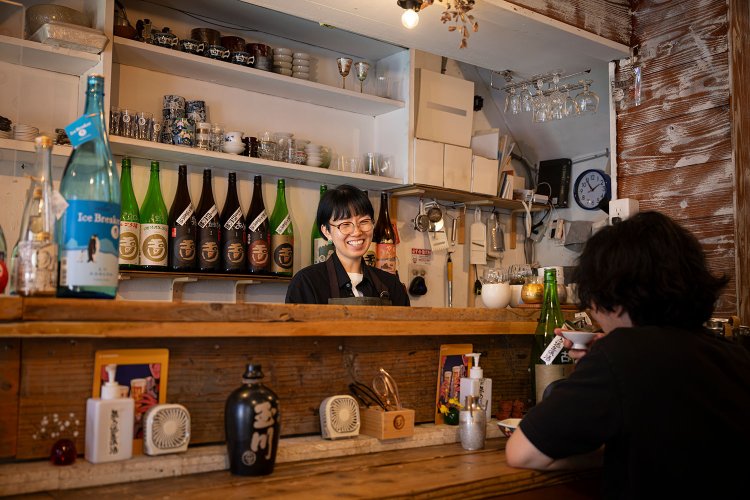 朗らかなあいさんの人柄に老若男女が集う。