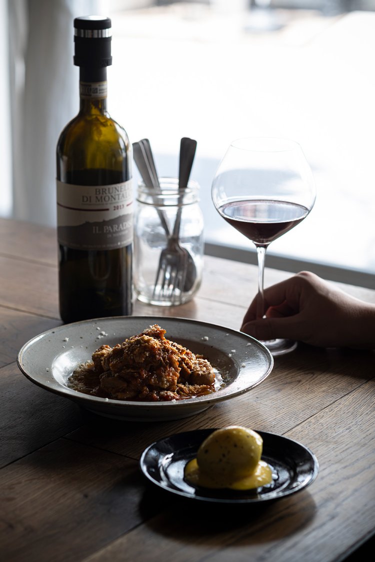 ウフマヨ400円、牛モツのトマト煮込み1200円。グラスワインは赤・白・ロゼ・オレンジ・泡各1000円～。