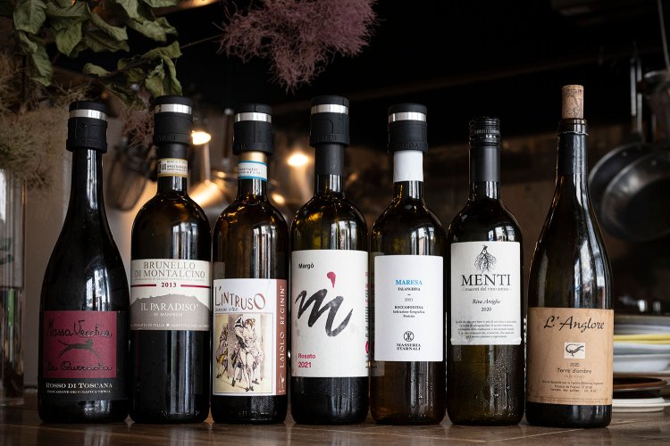 つくば市の『葡萄酒蔵ゆはら』から主にワインを仕入れる。現地へ買い付けに行くことも。