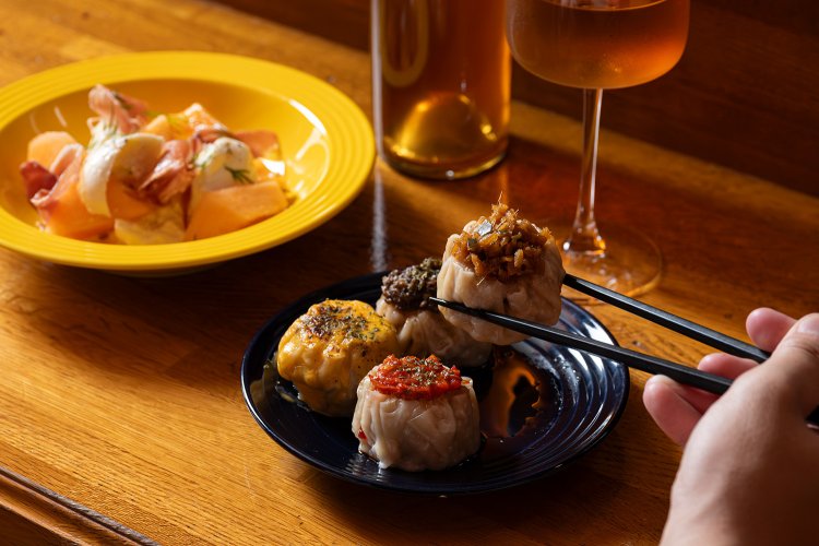 変わり焼売2個580円～。季節のフルーツと生ハムとモッツアレラ900円～。グラスワイン580円～。