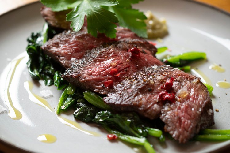 ミニステーキ80g1200円～は、ひとり飲みにぴったり。