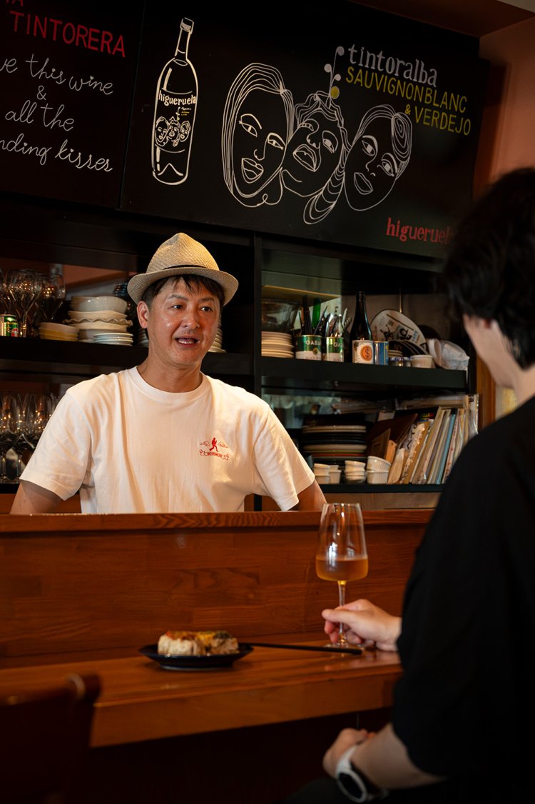 陽気で懐っこい直樹さん。「シュウマイ蒸すときは、サウナ状態です」。