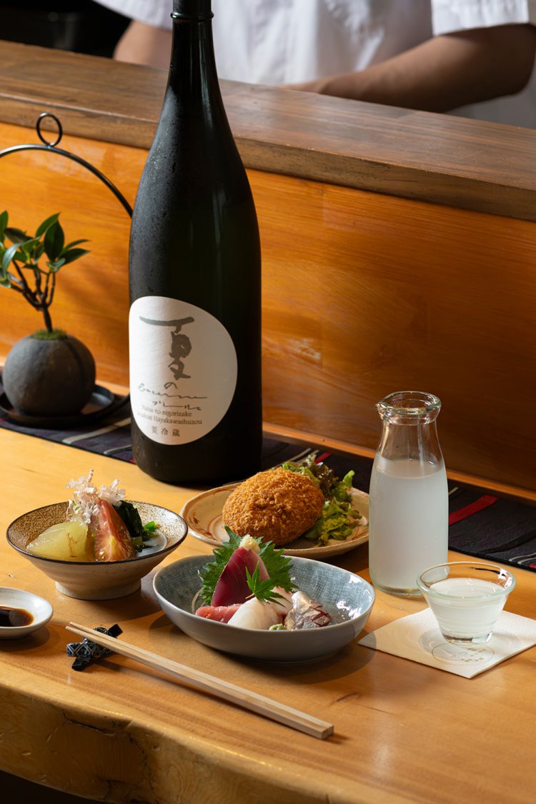 おまかせ三点1750円。三重の「早春 夏のブーリュ」950円など、日本酒は隨時入れ替わる。