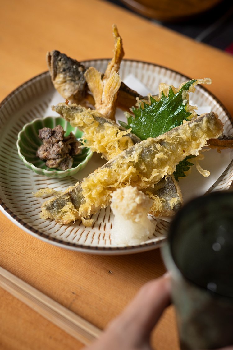 鮎天ぷら950円は、身を天ぷらに、骨を揚げせんべいに、肝を塩焼きにと仕事が細かい。