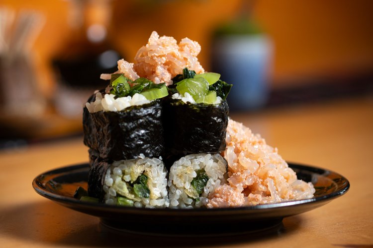 アテ巻き650円。毎月具材を替え、今までに作ったのは50種以上。たまらずもう一杯！