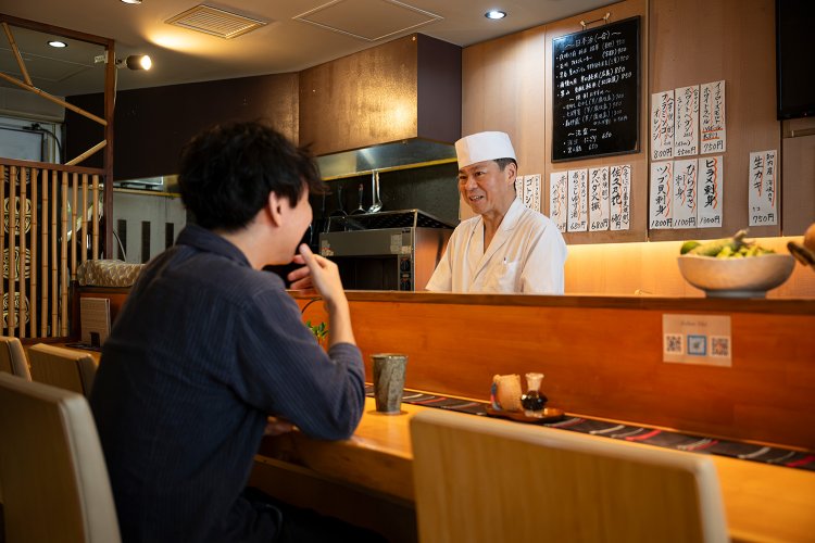 和食一筋30年の人見さん。カウンター越しの丁寧な仕事につい見とれるが、話すと気さく。