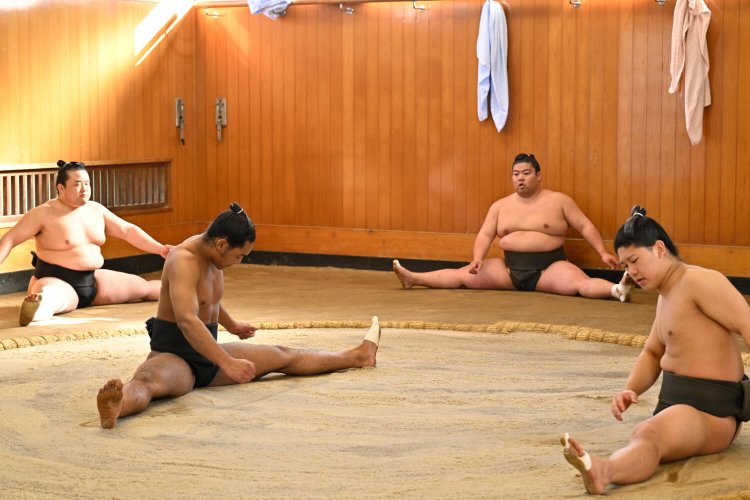 朝稽古の様子。