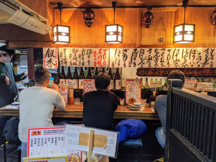 ザ・昭和の大衆酒場な内観。