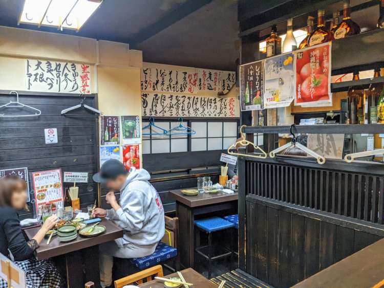 店内どこを見ても、皆おいしそうに焼き鳥をほおばっている。